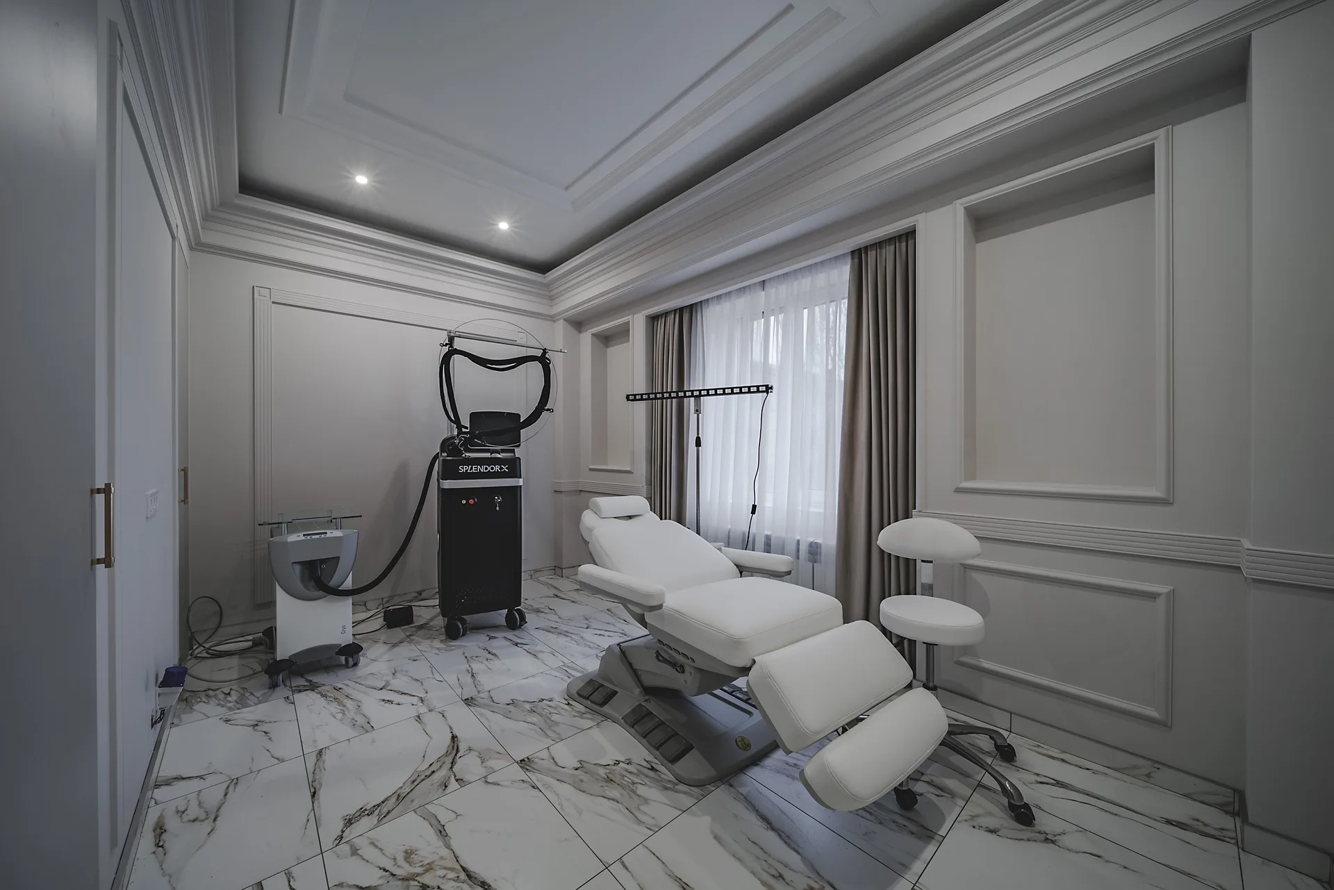 Зал апаратної косметології Зал апаратної косметології GENEVITY з лазером Splendor X та процедурним кріслом